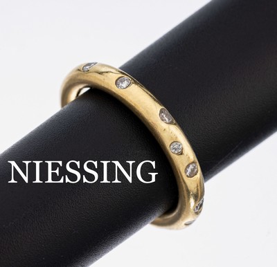 18 kt Gold NIESSING Brillant-Ring, GG 750/000, 13 Brillanten zus. ca. 0.24 ct Weiß/si, Tragespuren, sign., RW 60.5, ca. 9.4 g
