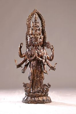 Sehr großer Avalokiteshvara, China, 20. Jh., achtarmig und elfköpfig, auf Lotusthron stehend, mit Mandorla, Kupferlegierung, z.T. vergoldet, H.ca. ...