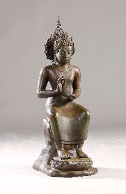 Großer Bodhisattva, Thailand, Anfang 20. Jh., Bronze, auf einem Felsen sitzend, Lotusthron und Nimbus, Spuren von alter Vergoldung, H. ca. 65 cm, ...