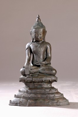 Shan-Buddha, Altarfigur, Burma, wohl Anfang 20. Jh., Bronze, auf hohem getrepptem Sockel sitzend, Geste der Erdberührung/Bhumisparsha mudra, H.ca. ...
