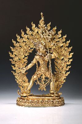 Große Vajrayogini, Tandrische Gottheit, Nepal, wohl Mitte 20. Jh., in Tanzhaltung mit Schädelschale und Vajra, vergoldete Bronze, ca. 58 x 44 x 18 ...
