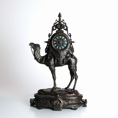 Orientalistische Kaminuhr, nach Antoine Louis Barye, Frankreich, Ende 19.Jh., Bronzegehäuse in Form eines Kamels, signiert Barye, eingelassenes ...