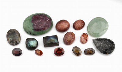 Lot verschieden lose Farbsteine: 2 ovale Sonnenstein-Cabochons zus. ca. 22.64 ct, l. Ausbrüche; 3 Labradorit-Cabochons in versch. Größen zus. ca. ...