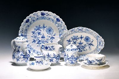 13 Teile Porzellan, Meissen, Zwiebelmuster, runde Platte D. ca. 27cm, ovale Schale mit Rand in Durchbrucharbeit, ca. 5x25x18cm, Milchkännchen H. ca. ...