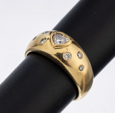 18 kt Gold Diamant-Ring, GG 750/000, Diamant-Herz ca. 0.22 ct Weiß/si, 6 Brillantenzus. ca. 0.07 ct Weiß/si, ca. 10.7 g, RW 54