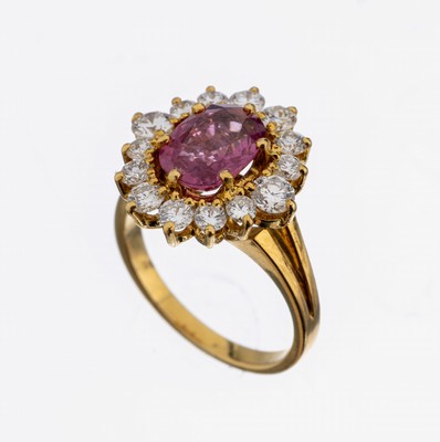 18 kt Gold Rubin-Brillant-Ring, GG 750/000,ovalfacett. Rubin ca. 1.30 ct, umgeben 14 Brillanten zus. ca. 0.50 ct Weiß/si, RW 47, ca. 4.8 g