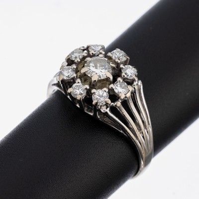 14 kt Gold Brillant-Ring, WG 585/000, mittiger Brillant ca. 0.30 ct Weiß/si, umgebenvon 8 Brillanten zus. ca. 0.45 ct Weiß/si, RW 60.5, ca. 4.1 g