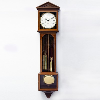 ERWIN SATTLER Wiener Dachl Regulator mit Halbstundenschlag, Deutschland um 1995, Gewichtsaufzug, facett. verglastes Nussbaum- furniertes ...