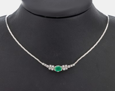 14 kt Gold Smaragd-Brillant-Collier, WG 585/000, Mittelteil mit ovalfacett. Smaragd ca. 0.50 ct, seitl. 14 Brillanten zus. ca. 0.46 ct feines ...