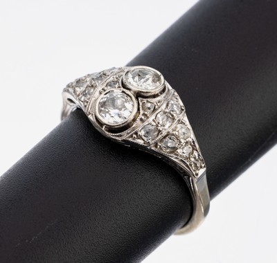 14 kt Gold Diamant Art-Deco Ring, um 1920, WG 585/000, gepr., mittig 2 Altschliffdiamanten zus. ca. 0.45 ct Weiß/p, seitl. 14 Diamantrosen zus. ca. ...