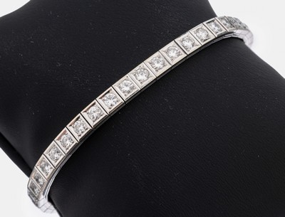 18 kt Gold Brillant Armband, WG 750/000, 40 Brillanten zus. ca. 4.93 ct (grav.) feines Weiß-Weiß/vs-si, L. ca. 20 cm, Kastenschloß mit 2 ...