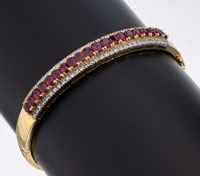 18 kt Gold Rubin Diamant Armband, GG/WG 750/000, 20 ovalfacett. Rubine zus. ca. 3.00 ct, seitl. in WG gefassten 70 8/8-Diamanten zus. ca. 0.70 ct ...