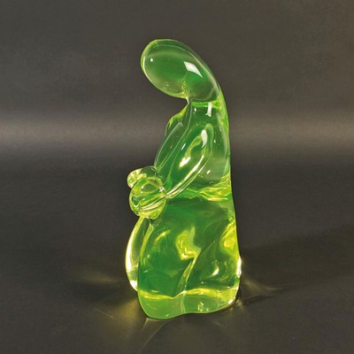 Uranglasskulptur, Ermanno Nason für Cenedese, Murano, Uranglas, sitzende Frau mit Kind in den Armen, H. 28 cm