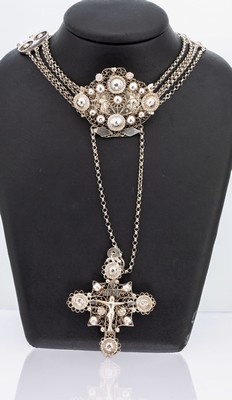 Ausgefallenes Biedermeier Kropfband mit Kreuz Abhängung, um 1850, 12 lötiges Silber, sogn. Trachtenschmuck, feine Silberdrahtverz., z.T. mit ...