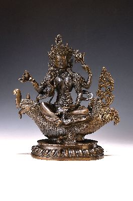 Vierarmige Göttin auf einem Makra sitzend, Nepal, 20. Jh., Kupferlegierung, H. 25 cm