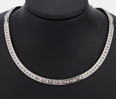 14 kt Gold Rubin-Collier, WG 585/000, z.T. sat. und pol., 7 rundfacett. Rubine, L. ca. 44.5 cm, Kastenschloss mit Sicherheitsacht, ca. 44.4 g
