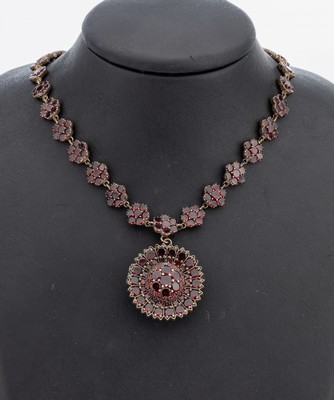 Granat Collier, Böhmen um 1910, Tombak verg., blütenförm. Elemente mit Spiegelgranaten, Mittelteil mit bewegl. Abhängung, auch abnehmbar und als ...