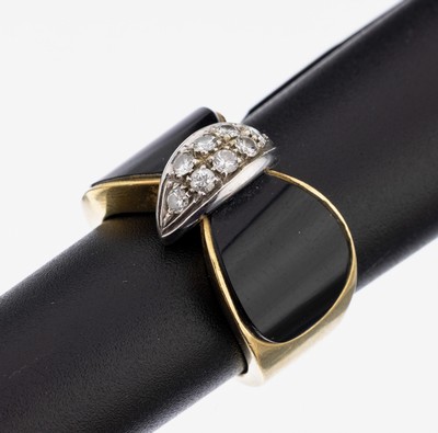 14 kt Gold Brillant-Onyx-Ring, GG/WG 585/000, Ringschultern bes. mit 2 ovale Onyxplatten, mittig 8 in WG gefasste Brillanten zus. ca. 0.22 ct ...
