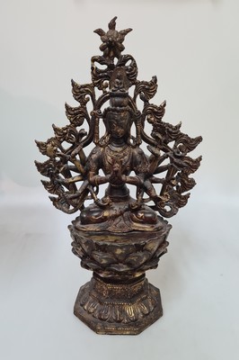 Sechzehnarmige Göttin auf hohem Lotus, China, 20.Jh., Bronze, vergoldet, H. 34 cm