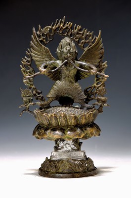 Mythischer Vogel Garuda, Nepal, 20. Jh., Kupferlegierung, vergoldet, H 25 cm, König der vögel, Feind der Schlangen, steht auf einem erhöhten ...