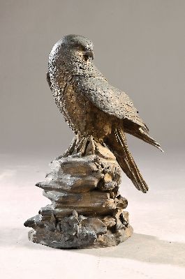Skulptur eines Raubvogels auf Felsen, Metallguß, naturalistische Darstellung, Bewitterungsspuren, H. ca. 58cm