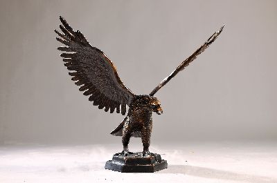 Große Skulptur eines Adlers mit ausgebreiteten Schwingen, 2.H. 20.Jh., Metallguß, ca. 94 x 93 x 68 cm