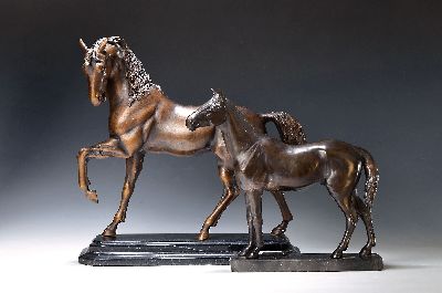 Zwei Skulpturen von Pferden, beide mit Marmorplinthen, 1 x H. ca. 31cm, 1x H. ca. 41cm