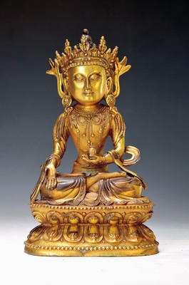 Bodhisattva, China, 20. Jh., Geste der Wünschgewährung und eine Vase haltend, Kupferlegierung, vergoldet, rückseitig Werkstattmarke, H. 28 cm