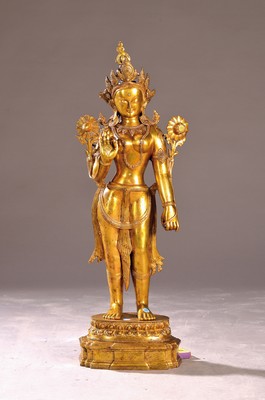Große stehende Tara, Nepal, 20. Jh., Kupferlegierung vergoldet, Zweige der Utpala Blüte in ihren Händen, schutzgewährende Geste, H. ca. 83 cm