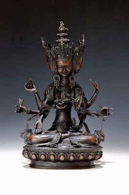Dreigesichtige Ushnishavijaya, Nepal, 20.Jh., mit acht Armen und Attributen, Die Mutter aller Buddhas, Bronze, patiniert, H. ca. 32 cm