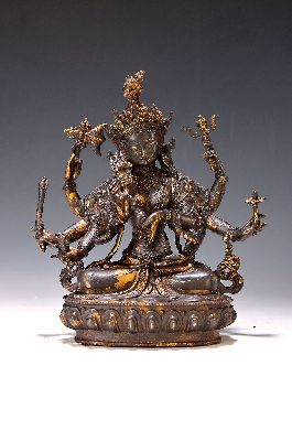 Achtarmiger Bodhisattva, Nepal, 20. Jh., mit Attributen in Händen, auf Lotussockel, Kupferlegierung vergoldet, ca. 22.5 cm
