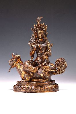 Göttin auf Drachen reitend, Nepal, 20. Jh., Kupferlegierung, z.T. vergoldet, H. 25 cm