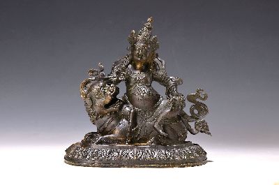 Reichtumsgott Vaishravana, Nepal, 20. Jh., Kupferlegierung, mit juwelenspeiendem Mungo, auf Schneelöwen reitend, Ehrenschirm fehlt, ca. 33 cm