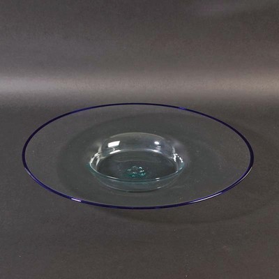 Runde Schale, Venezia Murano gestempelt, mundgeblasenes farbloses Glas mit blauem Rand, H. ca. 5cm, D. ca. 41cm