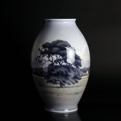 Unikat Vase von Niels Munk Plum, Kgl. Kopenhagen, um 1925, Porzellan mit feiner Unterglasurmalerei, am Boden signiert und dat. H. ca. 37cm, min. Chip ...