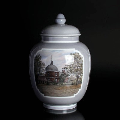 Deckelvase, Bing & Grondahl, bemalt von Sophus Jensen, in Kartuschen drei Ansichten aus Kopenhagen, am Boden bezeichnet und sign., H. ca. 41cm