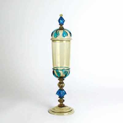 Deckelpokal aus Glas, Murano, Anfang 20.Jh., rauchfarbenes Glas mit blauen Aufschmelzungen, H. 42 cm