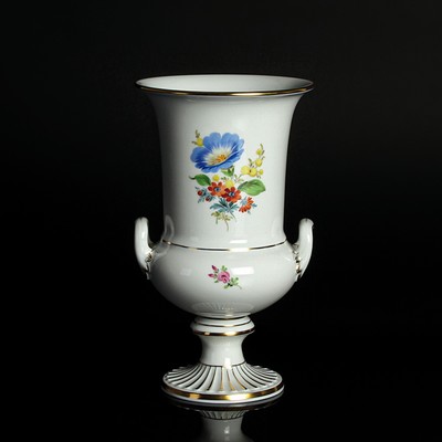 Vase, Meissen, 20. Jh., 1. Wahl, Kratervase, bunt bemalt im Dekor Blume III, Goldstaffage, H. ca. 19.5cm