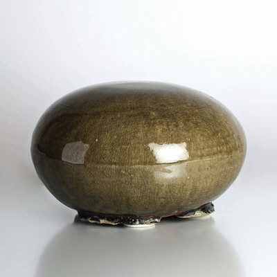 Keramikobjekt "Magic Stone", Ulla & Gustav Kraitz, rötlicher Scherben, grün-braune Krakelee-Glasur, am Boden signiert, D. 24 cm