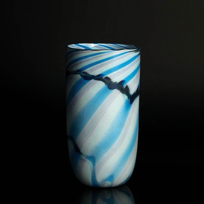 Glasvase, Charlie Meaker (1946-2011), farbloses Glas, rosafarbene und blaue Einkämmungen, H. 21 cm