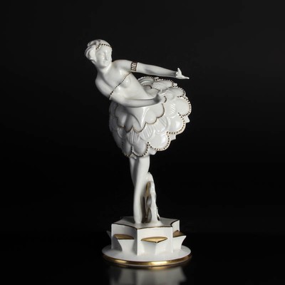 2 Porzellanfiguren, Hutschenreuther, Abteilung für Kunst, 1x Tänzerin, weiß mit Goldstaffage, H. ca. 23cm, 1x Tänzerin mit goldfarbener Kugel, ...