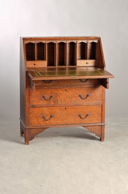 Schrägklappensekretär, wohl England, um 1880/1900, Eiche massiv, drei Schubladen, ein Schlüssel, Schrägklappe mit Lederbezug und Innenrichtung, ...