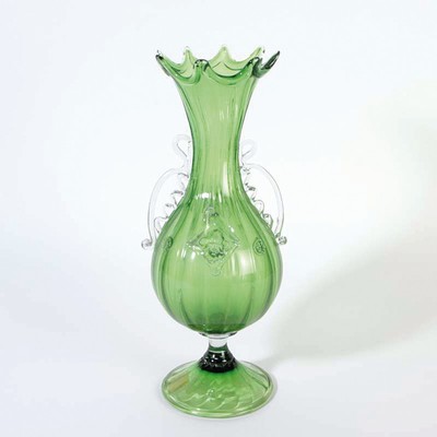 Vase, Murano, Salviati oder Barovier & Toso, um 1915, mundgeblasenes grünes Glas am oberen Rand mehrfach ausgezogen, applizierte Henkel und ...