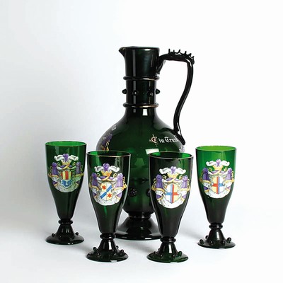 Kanne und vier Pokalgläser, deutsch, um 1890, grünes Glas mit bunter Emailmalerei von Wappen und verschiedenen Sinnsprüchen, H. Kanne ca. 33cm, H. ...