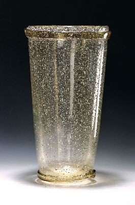 Sehr große Vase, Murano, wohl Barovier & Toso, 1960er Jahre, champagnerfarbenes Glas mit eingeschmolzenen Luftblasen und oben und unten mit ...
