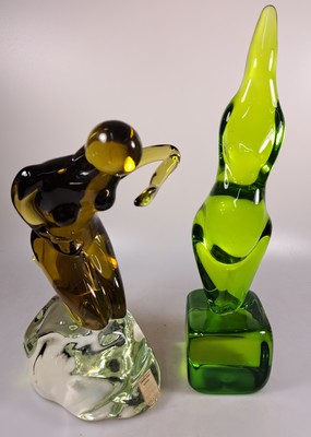 Zwei Glasskulpturen weibliche Akte, Ermanno Nason für Cenedese, Murano, abstrakter Akt in grün getöntem Glas H. 36 cm; Akt auf Stein kniend, ...
