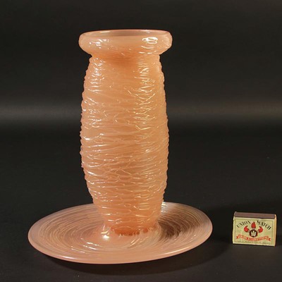 Vase auf Platte, Cenedese Murano, 1950er Jahre, rosafarbenes opakes Glas mit aufgelegten Fäden, lüstriert, H. ca. 26cm, Durchm. unten ca. 23cm
