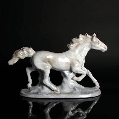 Trabendes Pferd, Karlsruher Majolika, Entw. Lilli Hummel-König, 1960er Jahre, beige engobiert, H. ca. 28cm, Schwanz geklebt