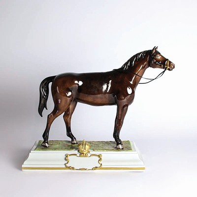 Porzellanfigur, Aelteste Volkstedt, stehendes Pferd, Sockel mit Wappen und Krone, polychrom naturalistisch bemalt, H. ca. 35cm, L. ca. 40cm