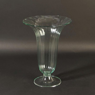 Trichtervase soffiato, Murano, 1960er Jahre, mundgeblasenes grünliches Glas, gerippt, H. ca. 30.5cm